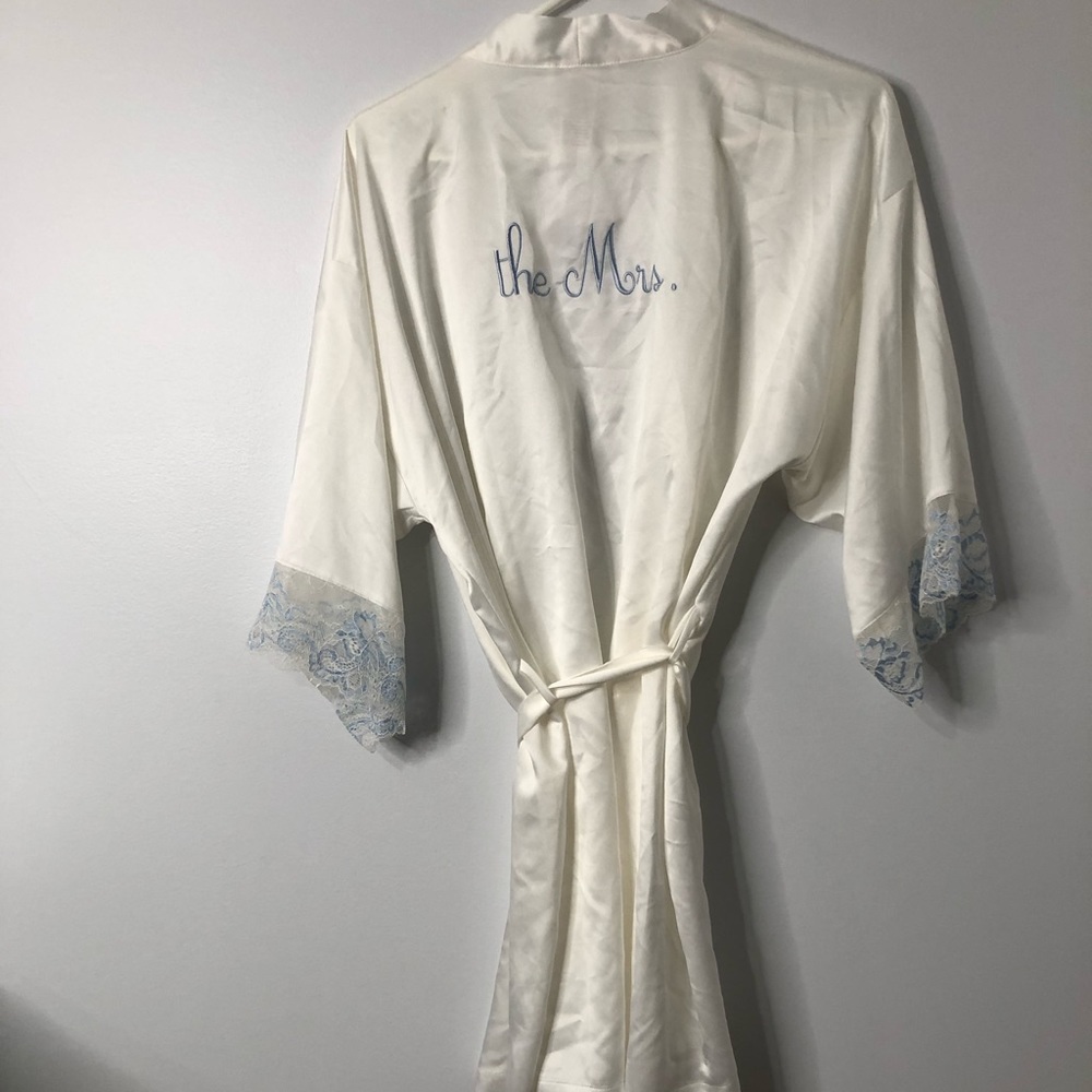 The Mrs. Robe - Picture 5 of 8